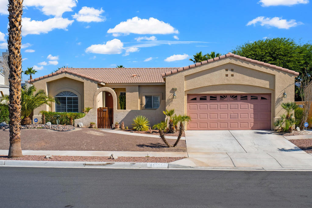 Lovely LaPasada home ! Custom designed semi-private front courtyard and formal entry. Split floorplan and Kitchen overlooking the Great room; good size Main Bath with separate tub, shower and walk-in closet. Eco-friendly Desert landcape with charming bakyard garden and plenty of room for your projects.