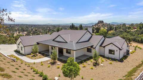 Photo of 575 Twin Country Lane Ln, Fallbrook, CA 92028 (MLS # 260019945SD)