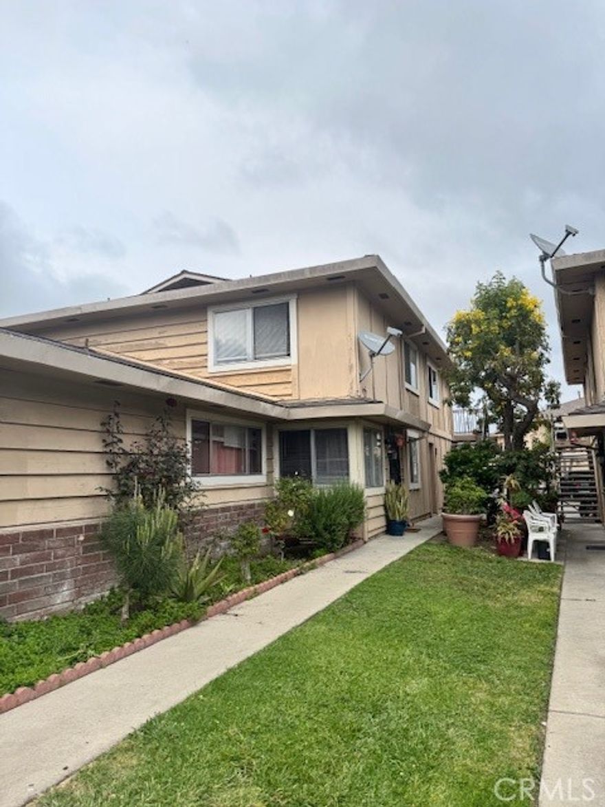 2 Story Condominium with no one above or below. One with the lowest HOA rates in the area. Remodeled Bathroom new Bath Tub. Conveniently located to San Juan Capistrano down town, Mission San Juan Capistrano, Shops and Restaurants. 15 Min. Drive to Doheny Beach.