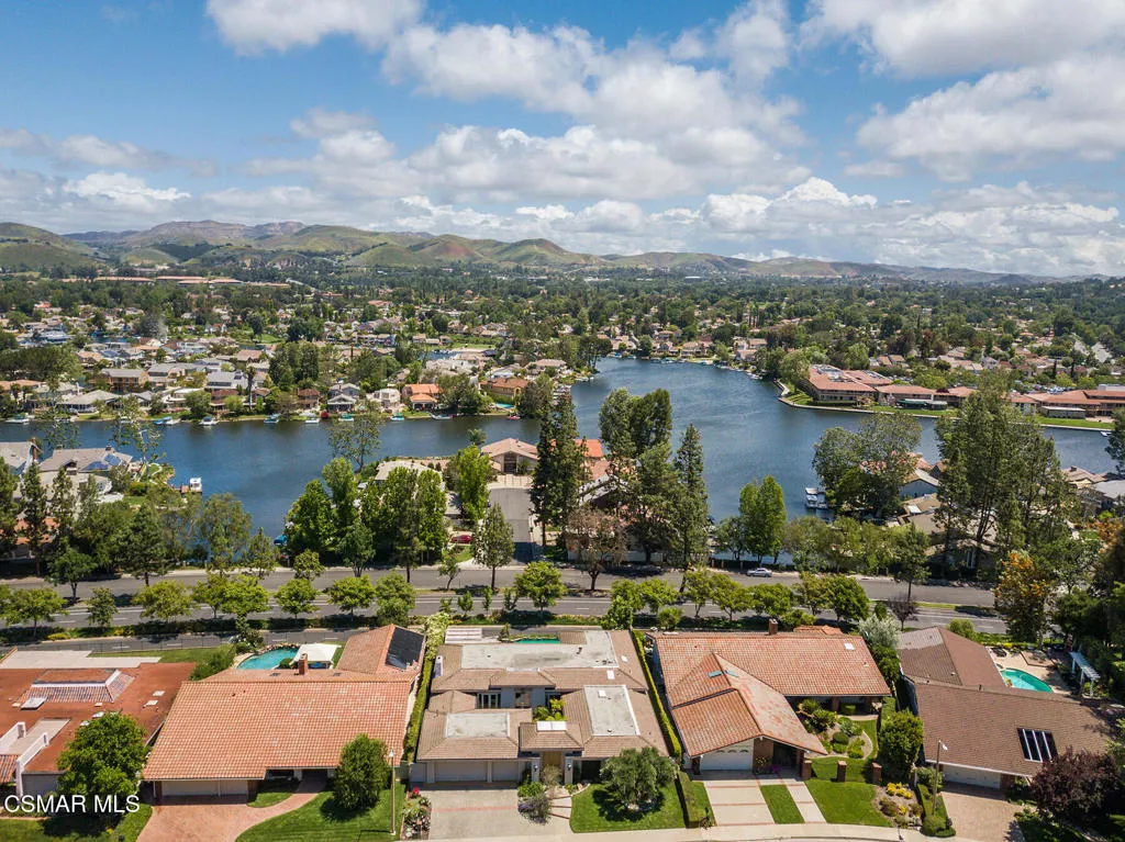 Westlake Village, California 91361, United States, 3 Bedrooms Bedrooms, ,4 BathroomsBathrooms,Residential,Active,231044