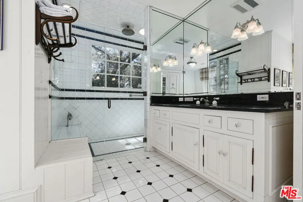 Encino, California 91436, United States, 5 Bedrooms Bedrooms, ,4 BathroomsBathrooms,Residential,Active,152460