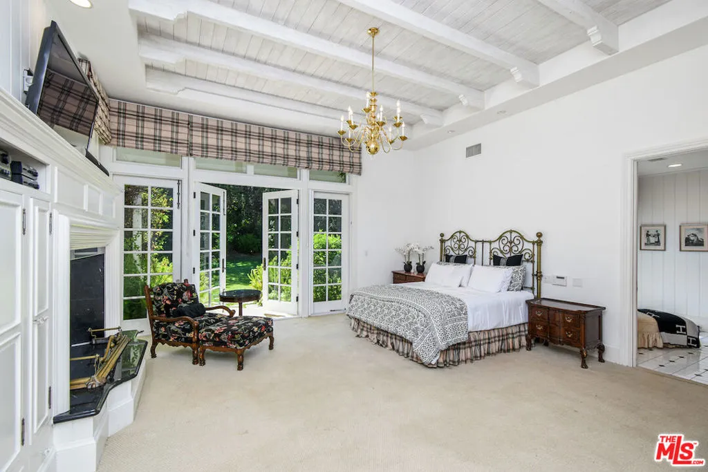 Encino, California 91436, United States, 5 Bedrooms Bedrooms, ,4 BathroomsBathrooms,Residential,Active,152460