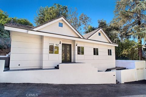 Photo of 3841 Ridgemoor Drive, Studio City, CA 91604 (MLS # SR26106391)