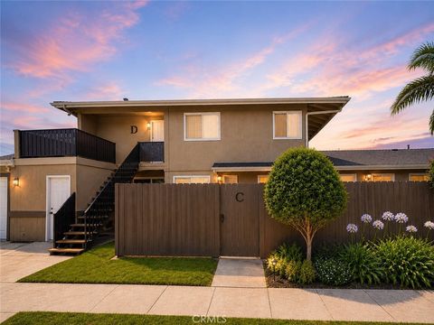 Photo of 17092 Emerald Ln #E, Huntington Beach, CA 92647 (MLS # NP26114754)