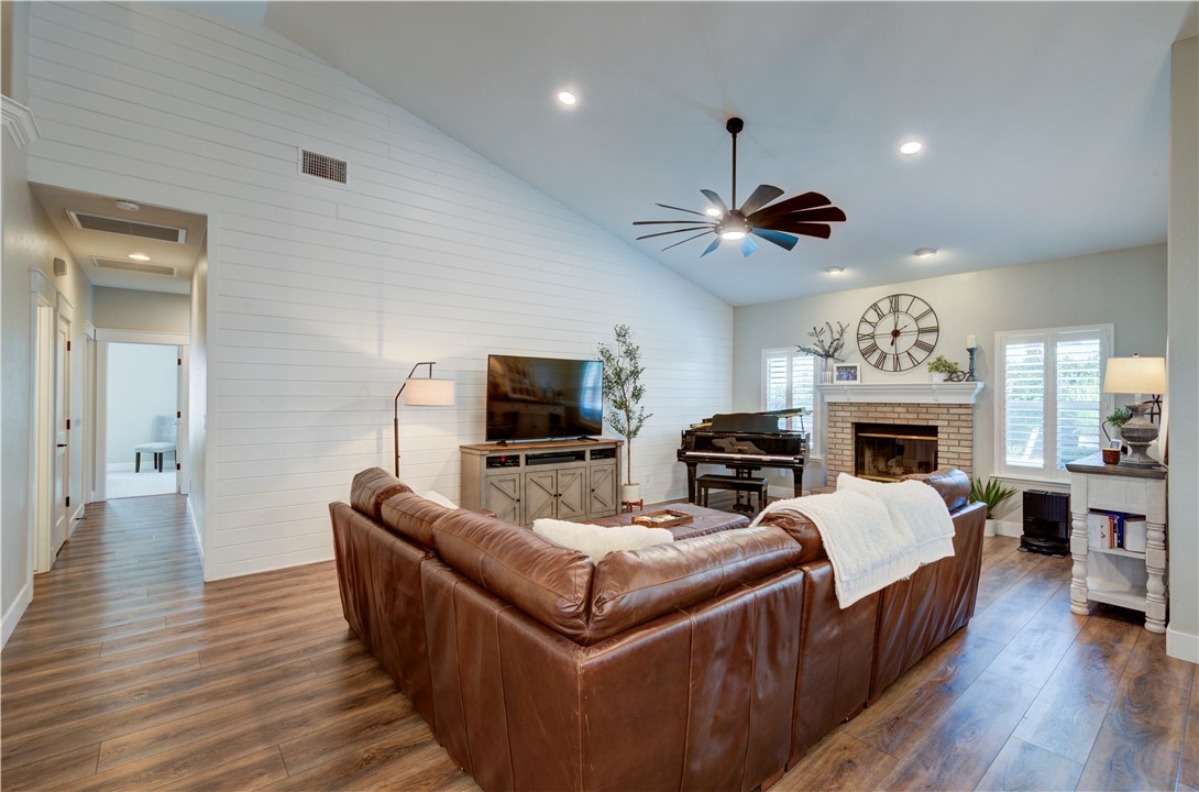 1812 E Oakmont