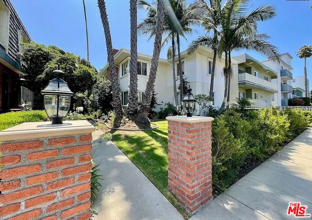 Gorgeous 1 bedroom/ 1 bathroom apartment 6 blocks to the beach Freshly painted and ready for move in Tons of closet space Beautiful landscaping/ lots of green Five min walk to the beach Steps away from trendy shops, restaurants, & cafes on Montana Ave Hardwood floors Granite countertops Stainless steel appliances Laundry in unit Street parking (requires a permit to park) Pet friendly Tumbled marble bathroom features both a bathtub and a walk in shower Water/sewer/trash included. Tenant responsible for gas & electric. Pet friendly. 1 yr lease. Please note that we do not advertise on Craigslist or Facebook.