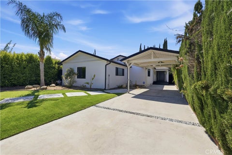 Photo of 5527 Beckford Avenue, Tarzana, CA 91356 (MLS # SR26195255)