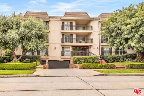 Photo of 15248 Dickens Street #103, Sherman Oaks, CA 91403 (MLS # 26667333)