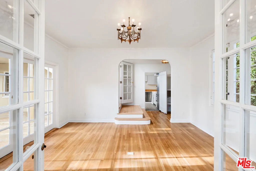 Los Angeles, California 90068, United States, 3 Bedrooms Bedrooms, ,2 BathroomsBathrooms,Residential,Active,180926