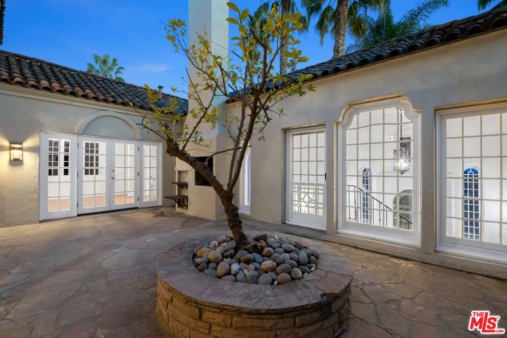 Los Angeles, California 90068, United States, 3 Bedrooms Bedrooms, ,2 BathroomsBathrooms,Residential,Active,180926