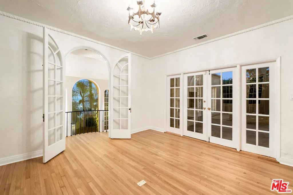 Los Angeles, California 90068, United States, 3 Bedrooms Bedrooms, ,2 BathroomsBathrooms,Residential,Active,180926