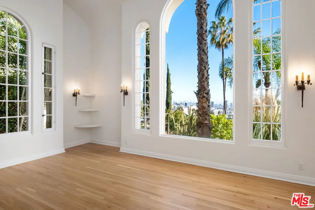 Los Angeles, California 90068, United States, 3 Bedrooms Bedrooms, ,2 BathroomsBathrooms,Residential,Active,180926