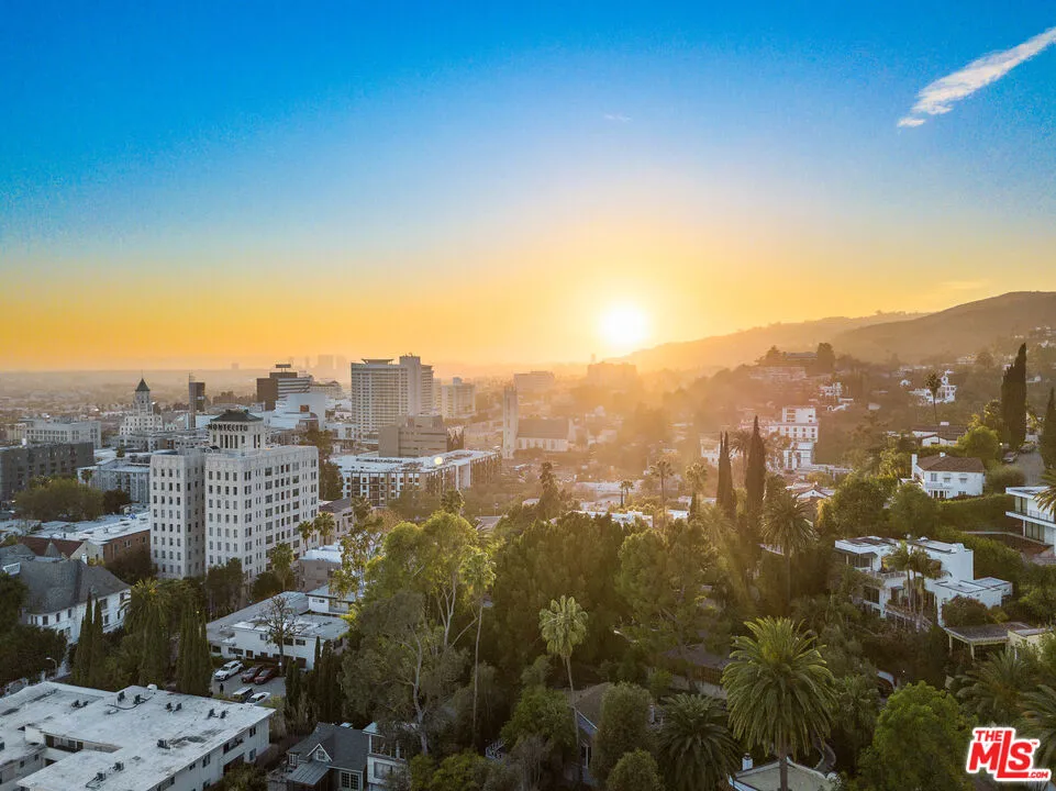 Los Angeles, California 90068, United States, 3 Bedrooms Bedrooms, ,2 BathroomsBathrooms,Residential,Active,180926