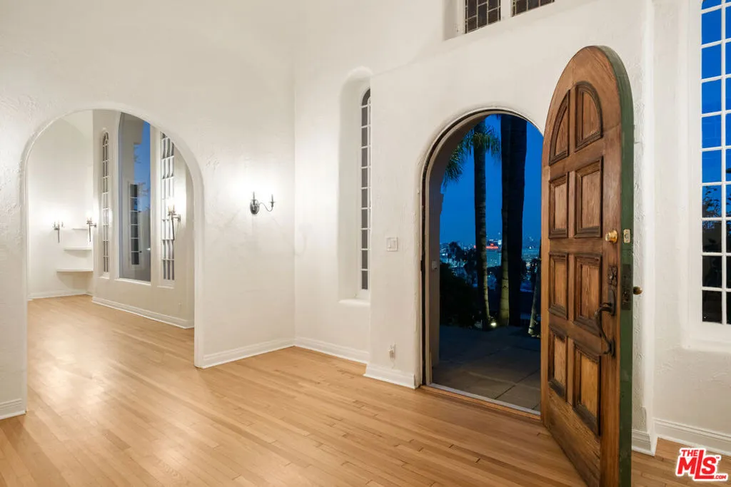 Los Angeles, California 90068, United States, 3 Bedrooms Bedrooms, ,2 BathroomsBathrooms,Residential,Active,180926