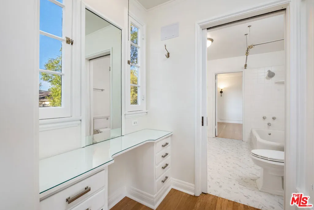 Los Angeles, California 90068, United States, 3 Bedrooms Bedrooms, ,2 BathroomsBathrooms,Residential,Active,180926