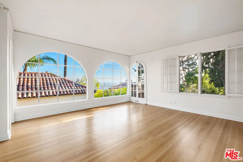 Los Angeles, California 90068, United States, 3 Bedrooms Bedrooms, ,2 BathroomsBathrooms,Residential,Active,180926