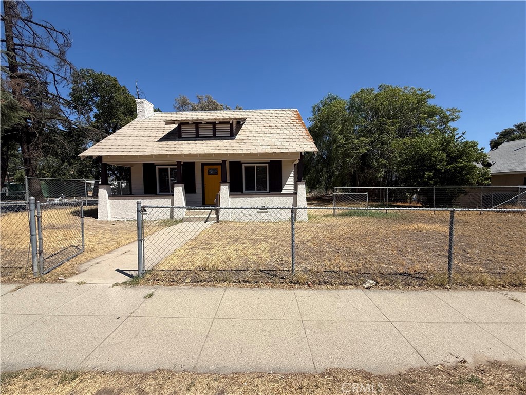Welcome to this beautifully remodeled home in Banning! This charming 2-bedroom, 1-bath residence sits on a spacious 0.21-acre lot, offering plenty of potential to build an ADU or expand. The home features stylish new cabinets and countertops, giving the kitchen a fresh and modern look. Conveniently located near freeways, shopping, and schools, this property combines comfort, convenience, and opportunity. Don’t miss your chance to make it yours—schedule a tour today!