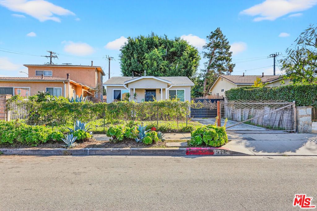 Photo of 916 E 68th Street, Inglewood, CA 90302 (MLS # 26671329)