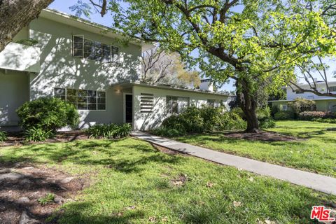 Photo of 5165 Village Grn, Los Angeles, CA 90016 (MLS # 26656507)