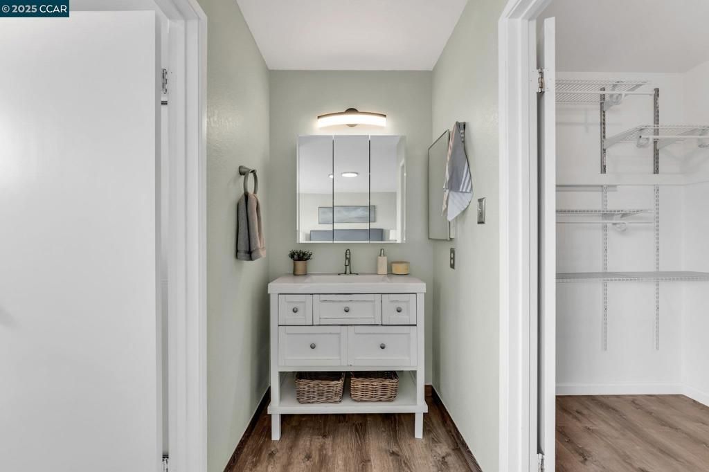 listing image 130726557941497525400