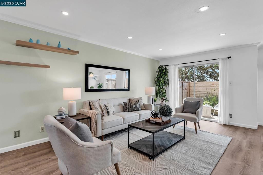 listing image 130729402038270624021
