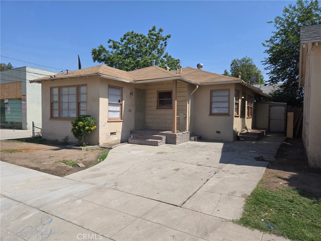 GREAT PRICED SFR (SINGLE FAMILY RESIDENCE) 2 bed, 2 bath plus a den could be used as 3rd bedroom. Home has a vintage flair, (new floors, freshly painted interior, new water heater). big windows fill the Livingroom with light. One bedroom as its own entrances large space could be rented as studio as it has its's own full bathroom. Great opportunity for investor or first time home buyer! DOWN PAYMENT ASSISTANCE AVAILABE, Low taxes, NO HOA, close to public transportation and freeways.