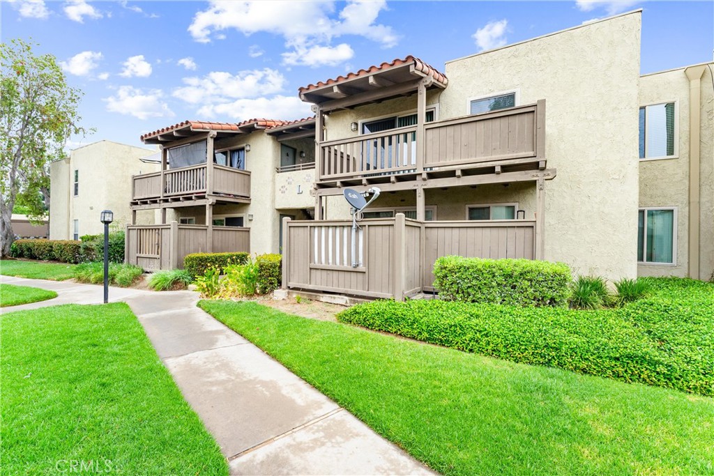 Welcome to 1345 Cabrillo Park Drive #L16 – a beautifully updated 2-bedroom, 2-bath upstairs condo located in a charming Spanish-style community in the heart of Santa Ana. This move-in ready home features fresh interior paint throughout, brand-new laminate wood flooring, and an oversized living room with vaulted ceilings that create a light and airy feel.
The open dining area connects directly to the updated kitchen, complete with stainless steel appliances, granite countertops, and a coordinating backsplash. Both bedrooms are generously sized, and the upgraded bathrooms add to the home’s modern appeal.
Set in a well-maintained community with classic Spanish-style exterior elevations, residents enjoy access to resort-style amenities including sparkling pools, spas, tennis courts, a fitness center, and a large clubhouse. Conveniently located near shopping, dining, entertainment, and with easy freeway access, this home offers the perfect blend of comfort, style, and location.
Don’t miss the opportunity to own this stunning condo in one of Santa Ana’s most desirable neighborhoods!