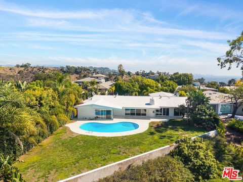Photo of 1641 Tower Grove Drive, Beverly Hills, CA 90210 (MLS # 25605767)