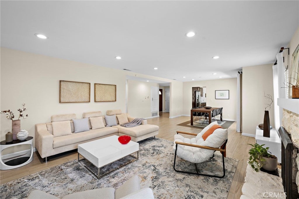 916 E Jonquil
