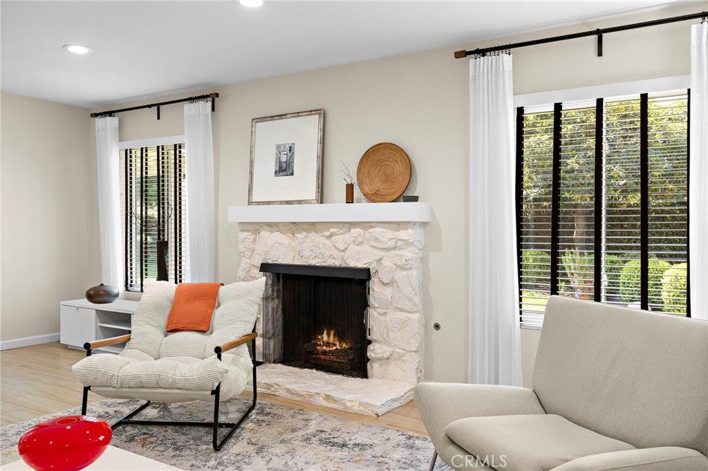 916 E Jonquil