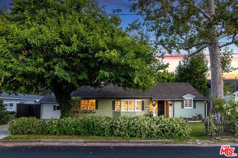 Photo of 11146 Valley Spring Lane, North Hollywood, CA 91602 (MLS # 26839847)