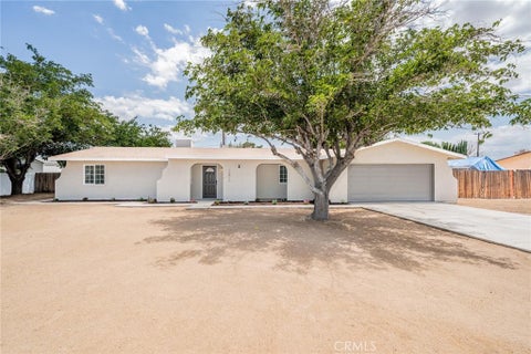 Photo of 13913 Cronese Road, Apple Valley, CA 92307 (MLS # HD26208997)