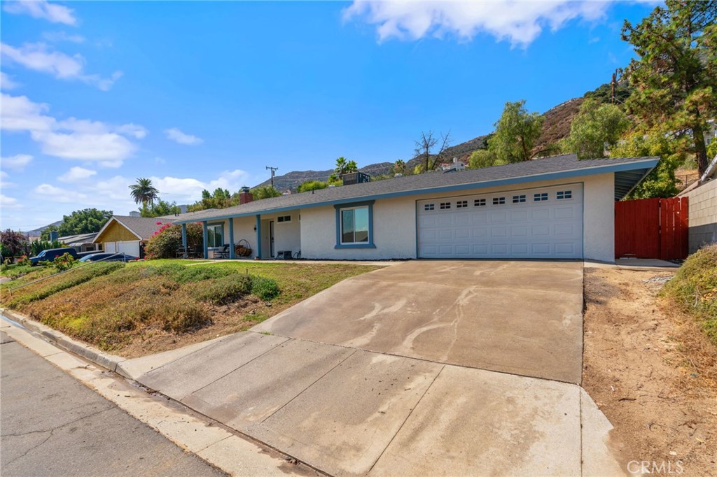 Welcome to 15165 Kingsway Drive, a charming 3 bedroom, 2 bath home located in one of Lake Elsinore’s most sought after neighborhoods. Perfectly positioned just minutes from the vibrant downtown Lake Elsinore, you’ll enjoy easy access to some of the area’s best shopping, dining, and entertainment.
Step outside and take in the breathtaking views of Lake Elsinore right from your own property. Sitting on a huge lot, this home offers endless potential whether you dream of expanding, creating the ultimate outdoor entertaining space, or simply enjoying the extra room to relax.
Don’t miss the chance to own a home that combines prime location, serene lake views, and an oversized lot—all in one package.