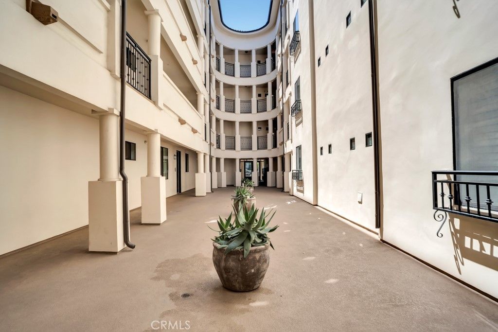 Photo of 4724 Kester #410, Sherman Oaks, CA 91403 (MLS # SR25267519)