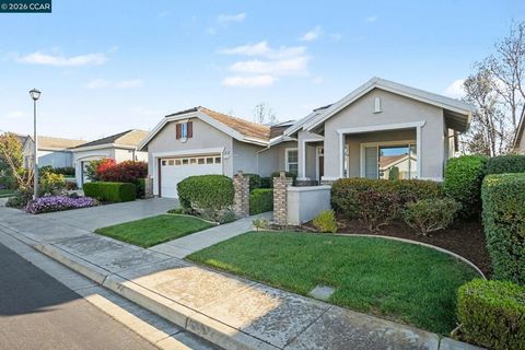 Photo of 208 Summerset Dr, Brentwood, CA 94513 (MLS # 41125918)