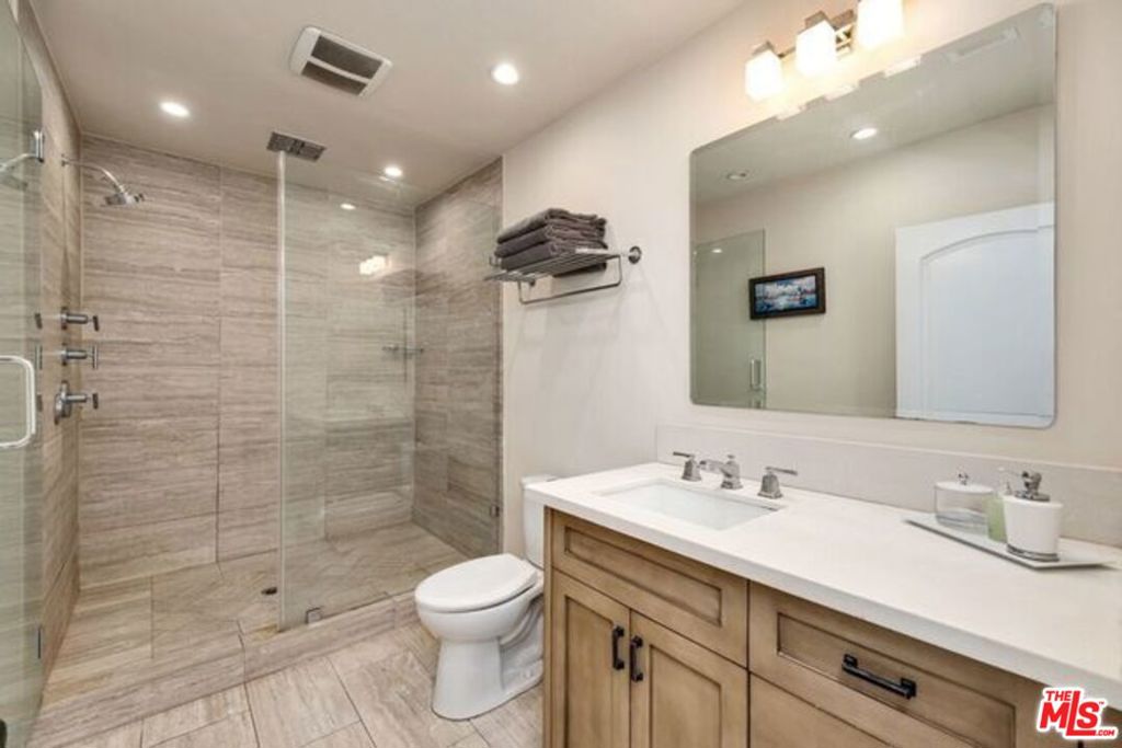 816 N Mccadden Place