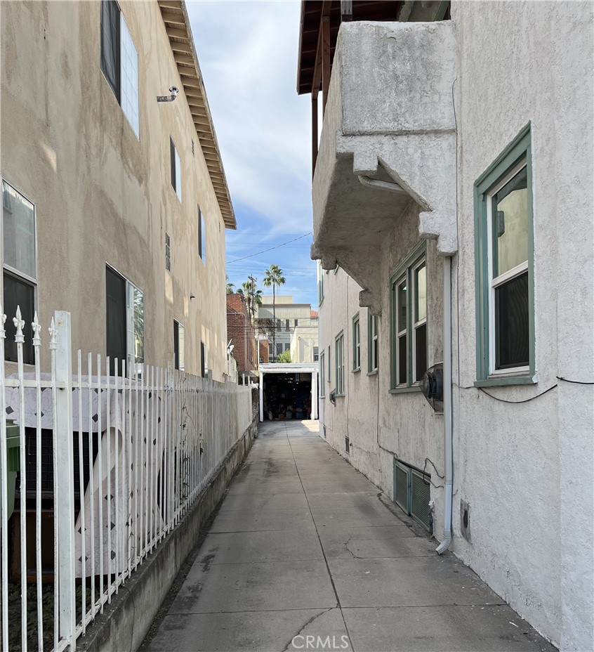 733 N RIDGEWOOD Place