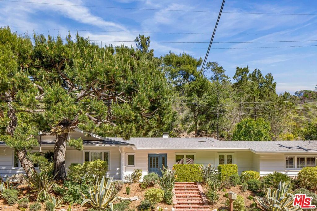 Photo of 3276 Mandeville Canyon Road, Los Angeles, CA 90049 (MLS # 25590401)