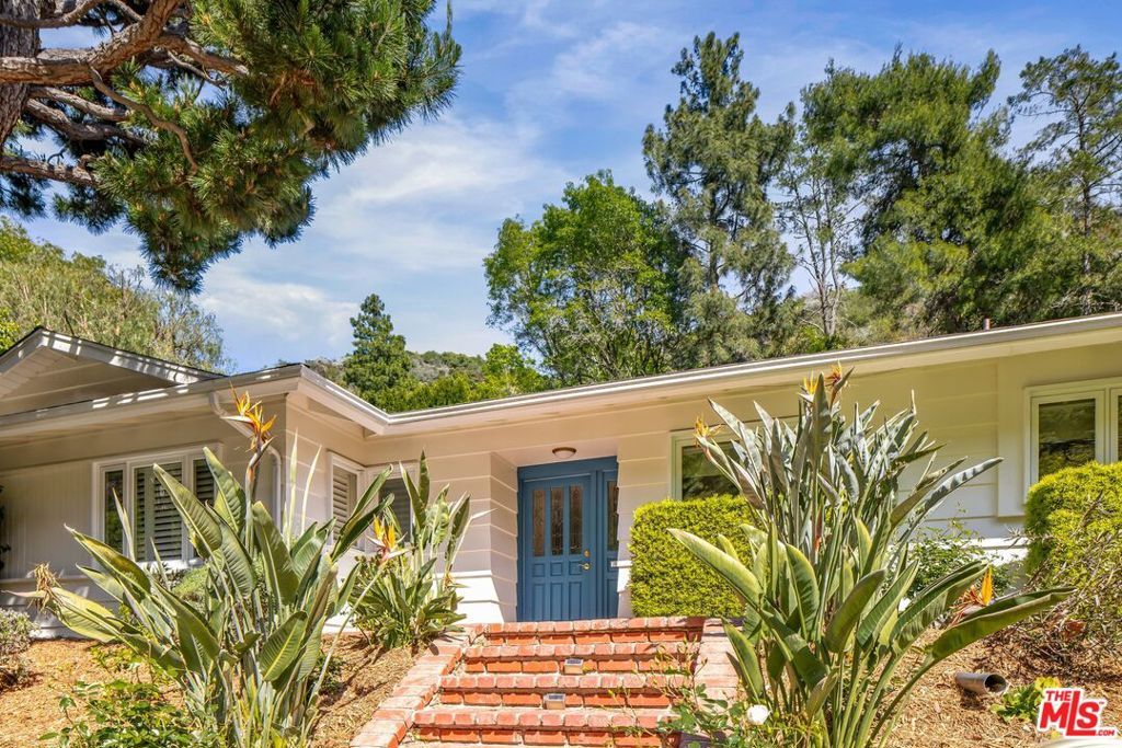 Photo of 3276 Mandeville Canyon Road, Los Angeles, CA 90049 (MLS # 25590401)
