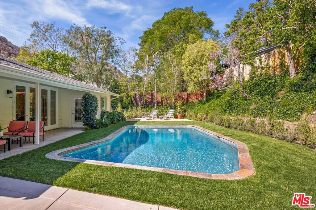 Photo of 3276 Mandeville Canyon Road, Los Angeles, CA 90049 (MLS # 25590401)