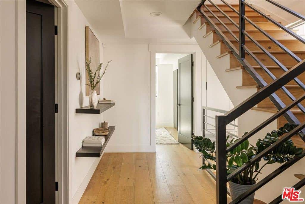 Photo of 11310 Victory Boulevard, North Hollywood, CA 91606 (MLS # 26858023)