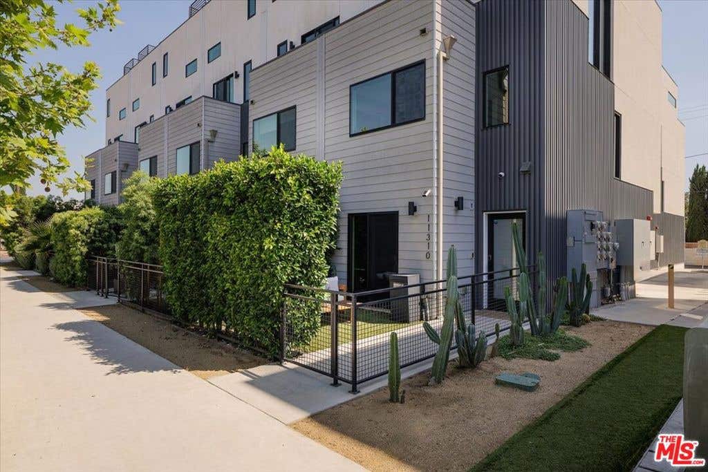 Photo of 11310 Victory Boulevard, North Hollywood, CA 91606 (MLS # 26858023)