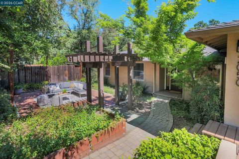 Photo of 2050 Blackwood Dr Dr, Walnut Creek, CA 94596 (MLS # 41130318)
