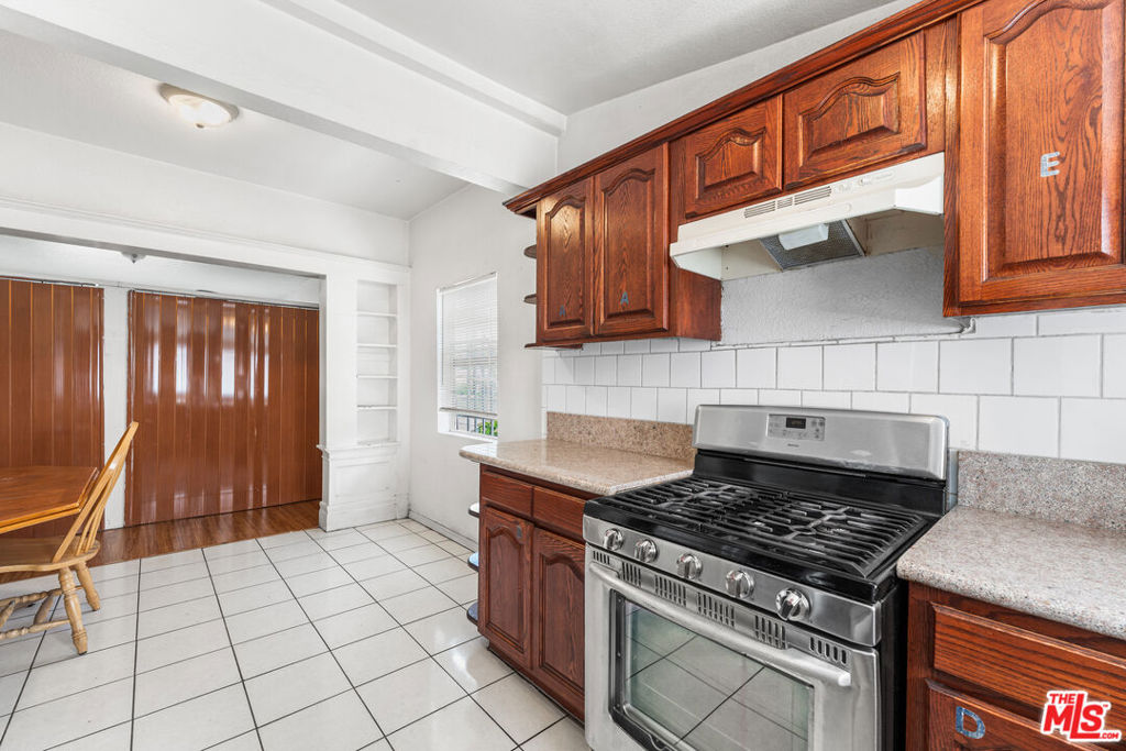602 W 40th Place