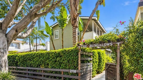 Photo of 2710 Arizona Avenue, Santa Monica, CA 90404 (MLS # 26102501)