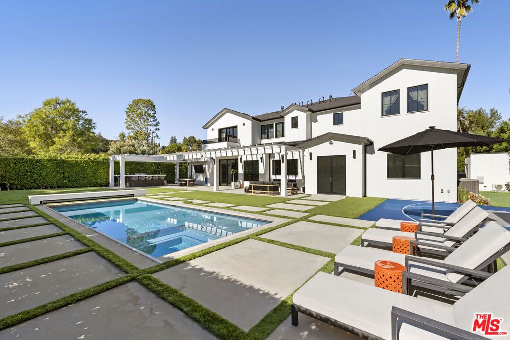 Photo of 16866 Mooncrest Drive, Encino, CA 91436 (MLS # 25631537)