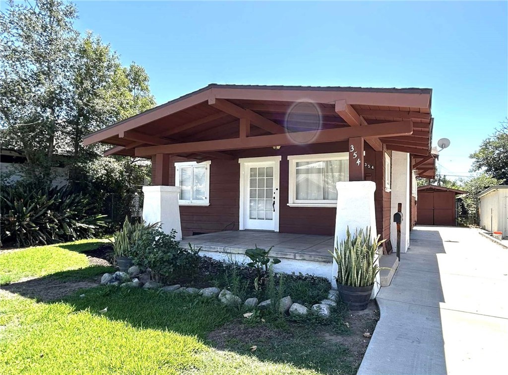 Welcome to this beautifully renovated single-level home featuring 3 bedrooms and 1.5 bathrooms. Recently upgraded throughout, the home offers:
• New kitchen with modern cabinets, countertops, and stainless-steel appliances
• Remodeled bathrooms
• New window blinds, recessed lighting, and fresh exterior paint
• Washer and dryer conveniently located inside the home
The property sits on a spacious lot with a long driveway for multiple cars and a generous backyard, perfect for outdoor enjoyment. Please note: the detached garage is reserved for the owner’s storage and is not included in the lease.
Conveniently located near shopping, dining, schools, and freeways, this home offers comfort and easy living in a desirable Covina neighborhood.