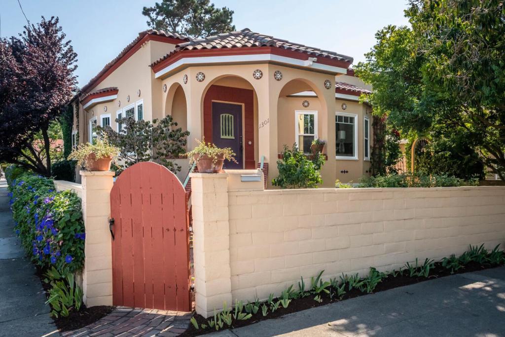 1301 Maple Street
