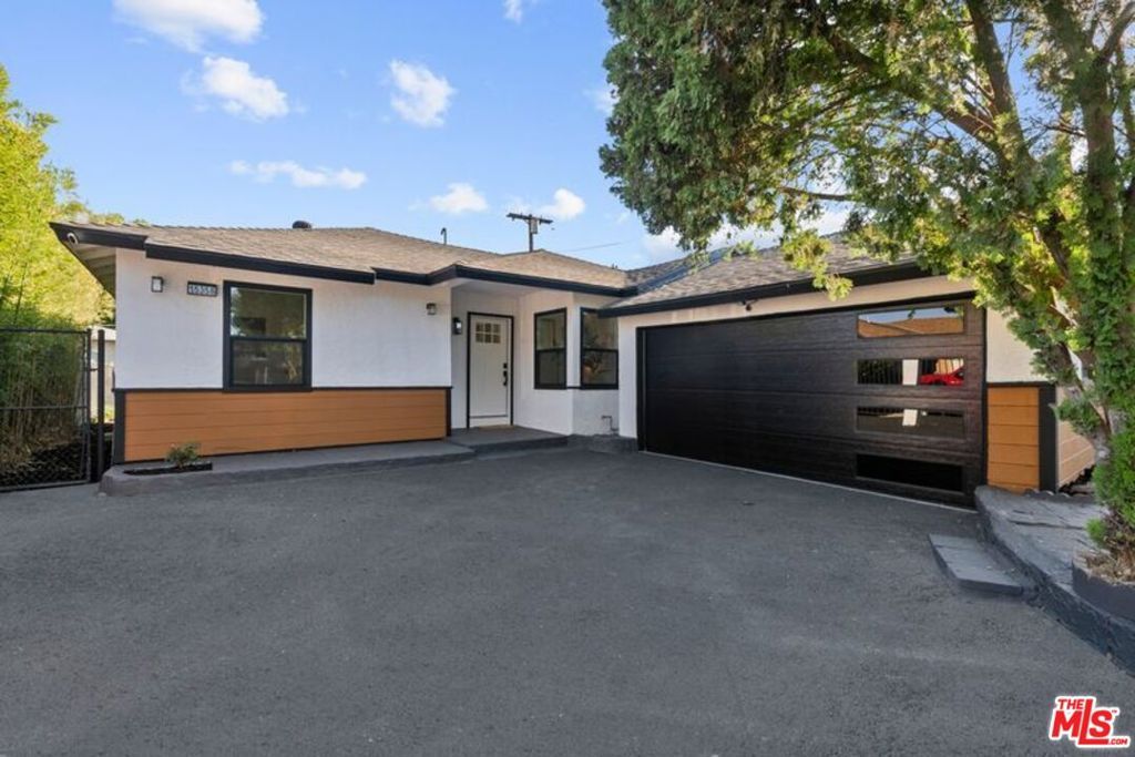 Photo of 15358 Gault Street, Van Nuys, CA 91406 (MLS # 25608623)