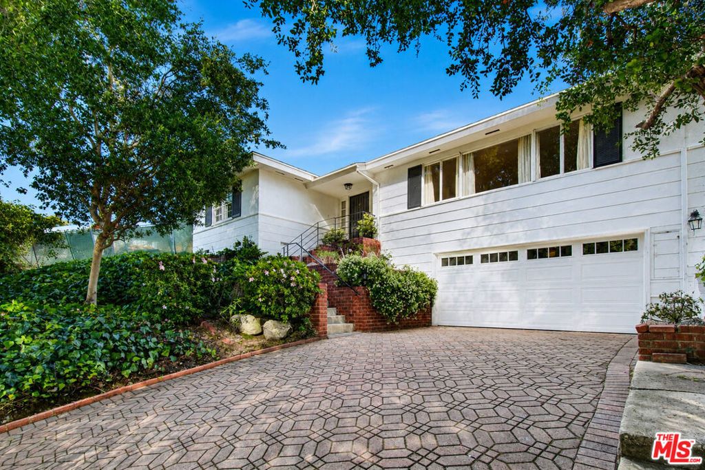 Photo of 288 Tavistock Avenue, Los Angeles, CA 90049 (MLS # 26820955)